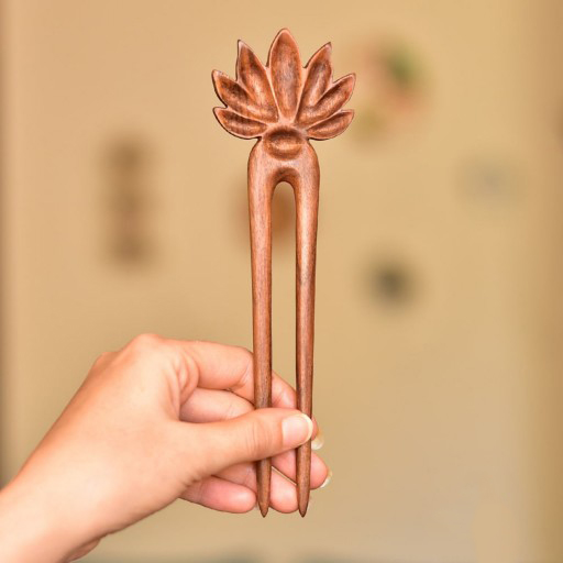 Fourche à Cheveux en Bois Faite à la Main Finition Mate Design Fleur de Lotus Taille Grande