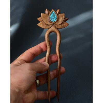 Fourche à Cheveux en Bois Faite à la Main Finition Mate Design Fleur de Lotus Taille Grande