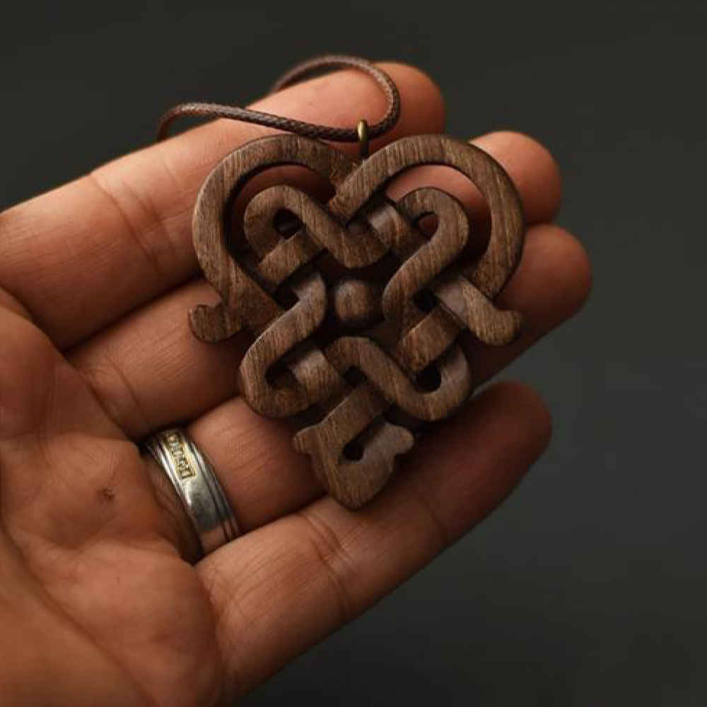 Pendentif en bois sculpté fait main avec style artistique Bava