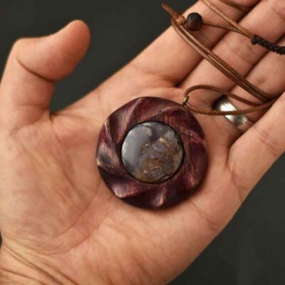Collier en bois fait main avec style artistique Galaxy