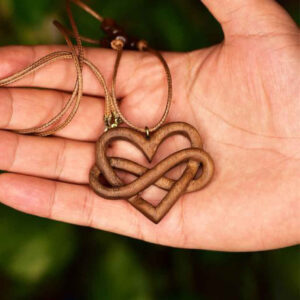 Collier en bois fait main avec style artistique Cœur