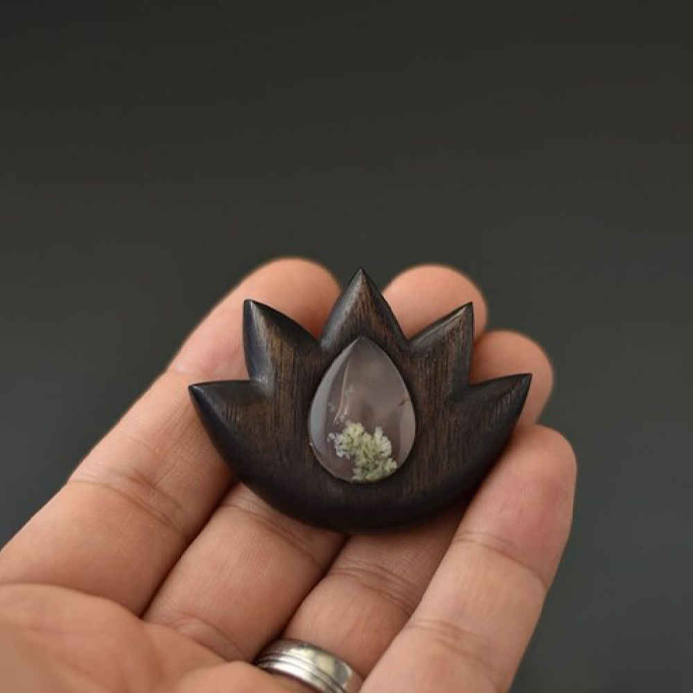 Collier en bois fait main avec style artistique Lotus