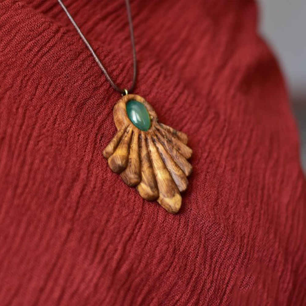 Collier en bois fait main avec style artistique Mesri