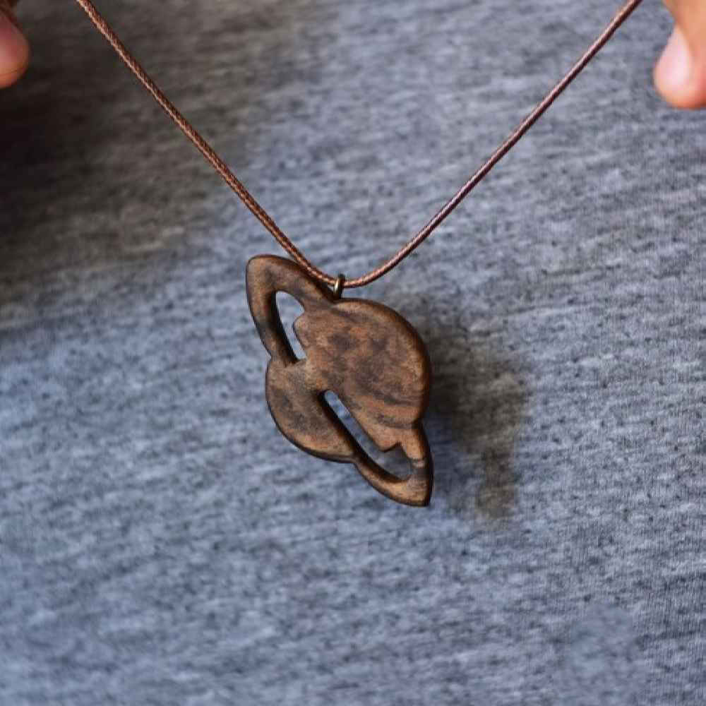 Collier en bois fait main avec style artistique Saturne