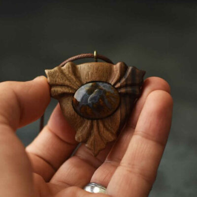 Collier en bois fait main avec style artistique Orkid