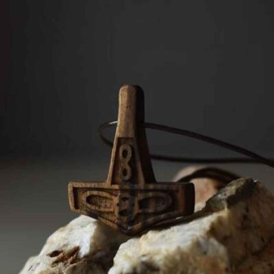 Pendentif en bois sculpté fait main avec style artistique Infini