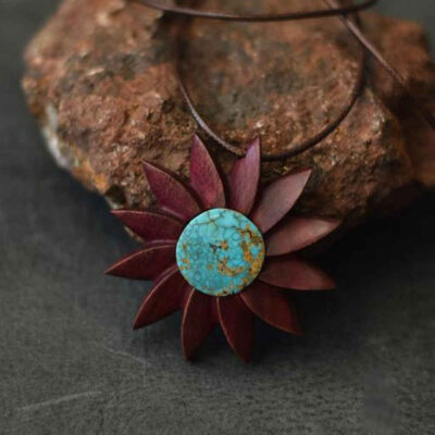 Pendentif en bois sculpté avec pierre turquoise fait main artistique Taban