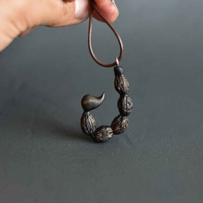 Collier en bois fait main avec style artistique Queue de Scorpion
