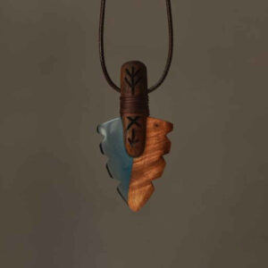 Pendentif en bois sculpté avec résine fait main artistique Neize