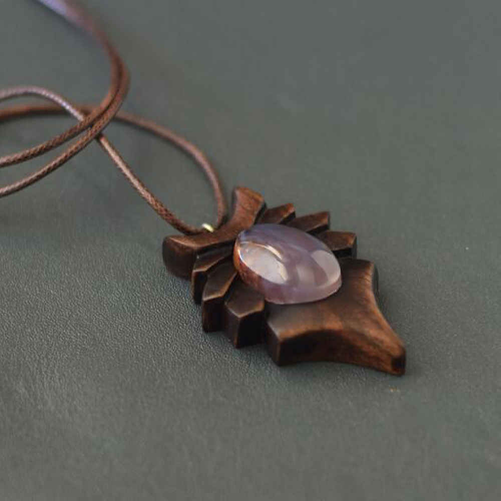 Collier en bois fait main avec style artistique Liam