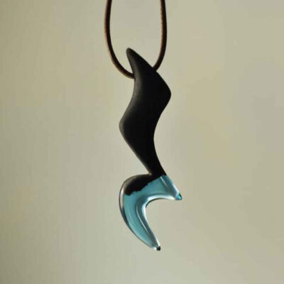 Pendentif en bois sculpté avec résine fait main artistique Sokoot