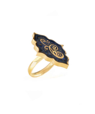 Bague Chevalière en Acier avec Grenat Recouvert de Résine et Symbole Paisley Plaqué Or