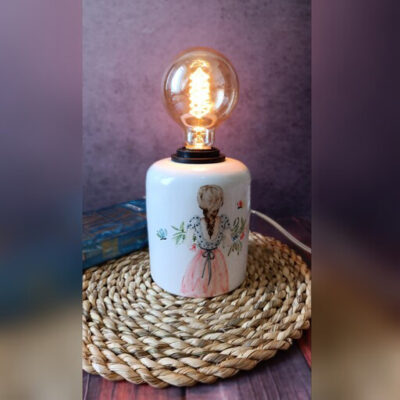 Lampe de table artistique en céramique faite main – fille