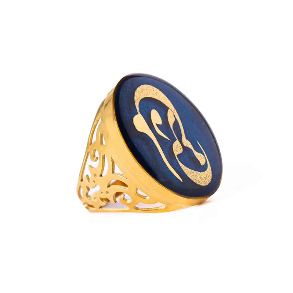 Bague Chevalière en Acier avec Grenat Recouvert de Résine et Calligraphie Man Plaqué Or