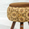 Pouf rond en velours avec pieds en bois inspiré de l'art persan marron Raha