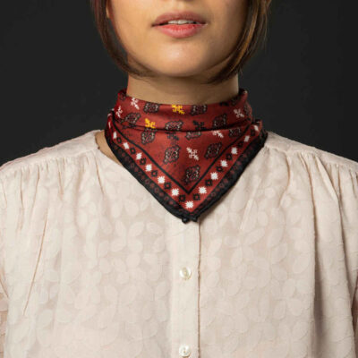 Foulard en soie persane pour femme – Luxe et vibrant carré Diyar