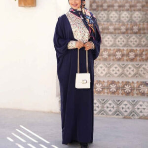 Abaya élégante pour femmes musulmanes avec tissu crêpe bleu marine floral