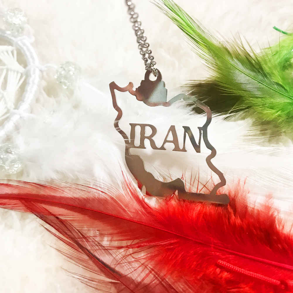 Collier minimaliste avec le design de la carte de l'Iran