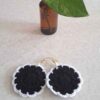 Boucles d'oreilles rondes noires pendantes tricotées, faites main pour femmes.