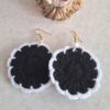 Boucles d'oreilles rondes noires pendantes tricotées, faites main pour femmes.