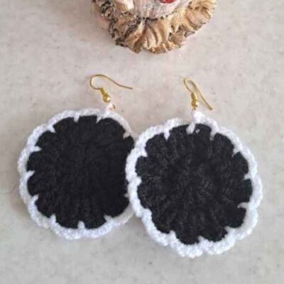 Boucles d’oreilles rondes noires pendantes tricotées, faites main pour femmes.