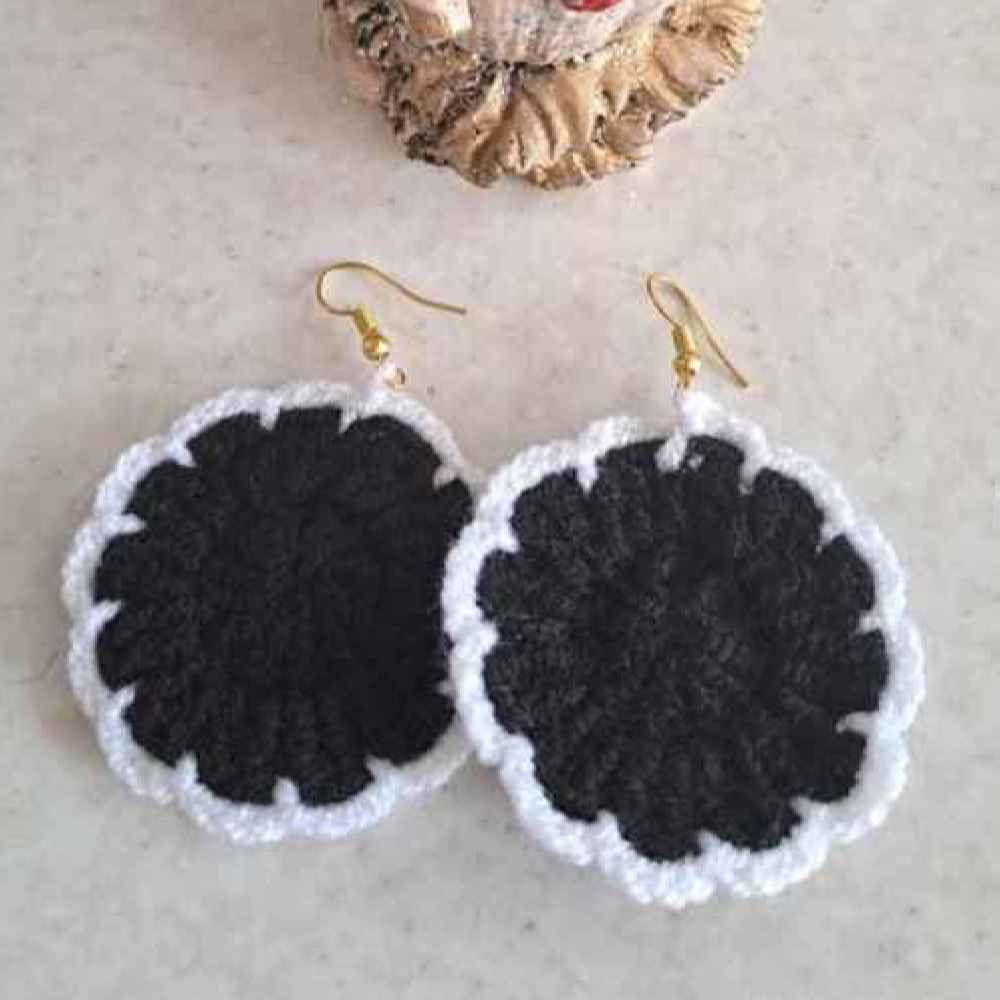 Boucles d'oreilles rondes noires pendantes tricotées, faites main pour femmes.