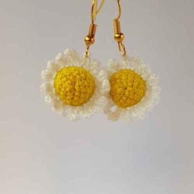 Boucles d’oreilles Fleur pendantes tricotées, faites main pour femmes.
