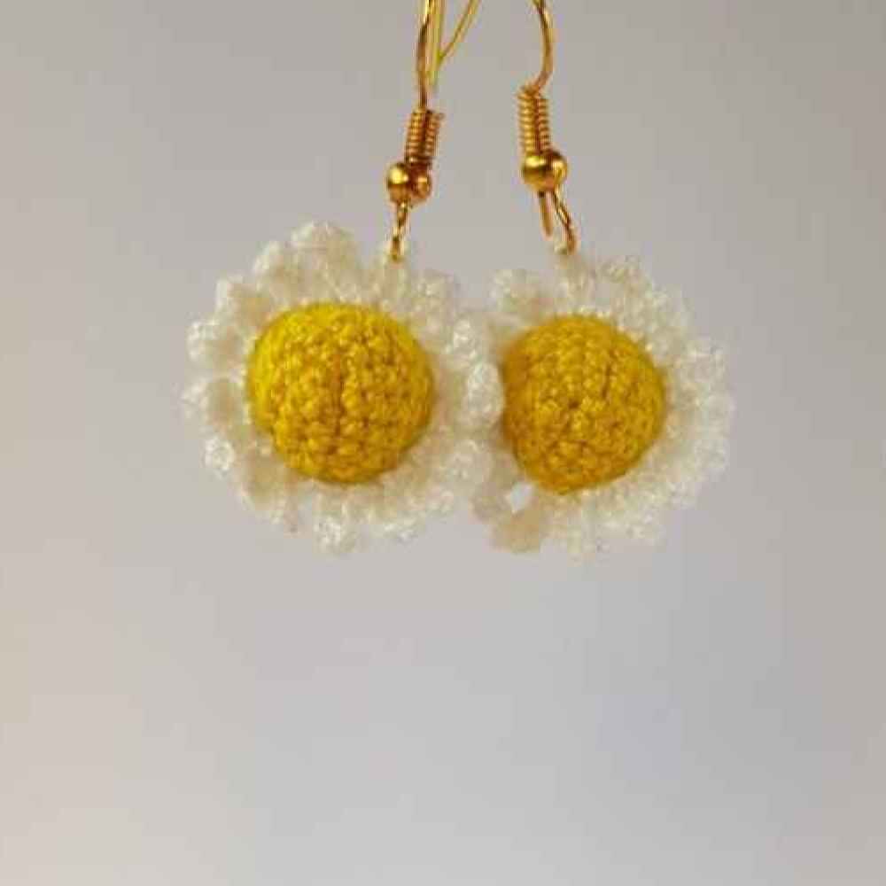Boucles d'oreilles Fleur pendantes tricotées, faites main pour femmes.