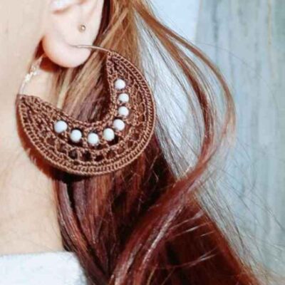 Boucles d’oreilles Lune pendantes tricotées, faites main pour femmes.