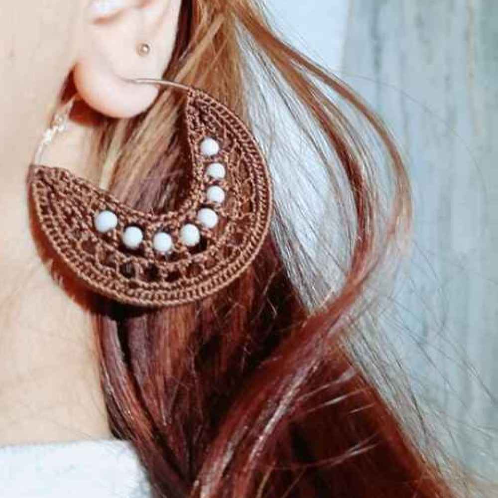Boucles d'oreilles Lune pendantes tricotées, faites main pour femmes.