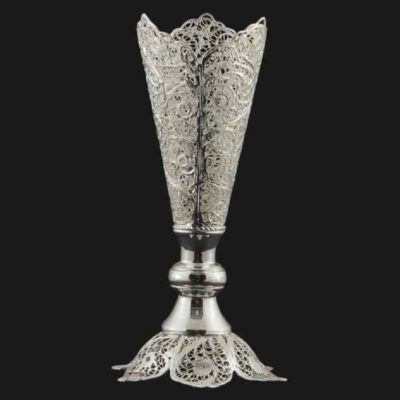 Vase décoratif en filigrane persan recouvert d’argent modèle Trumpet Tina