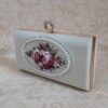 Pochette en broderie de ruban avec détails floraux pour soirée