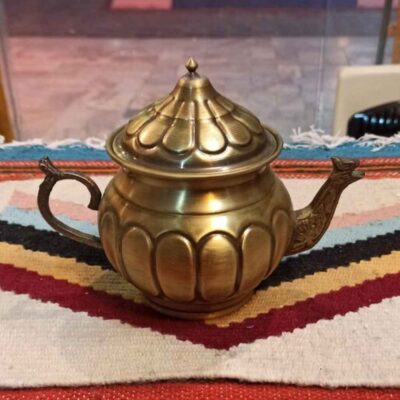 Théière en laiton persan artisanale avec design gravé élégant Ligné