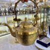 Théière en laiton artisanale avec design floral élégant Paon
