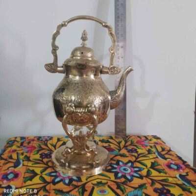 Théière en laiton et réchaud gravés à la main avec design gravé élégant Golden
