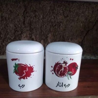 Bocal en céramique pour stocker de la pâte de tomate et de grenade