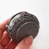 Boîte à bijoux en métal au design vintage avec gemme rouge