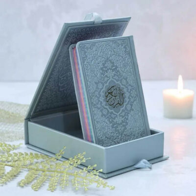Coran Arc-en-Ciel avec Traduction Persane & Boîte en Cuir – Design Élégant et Coloré