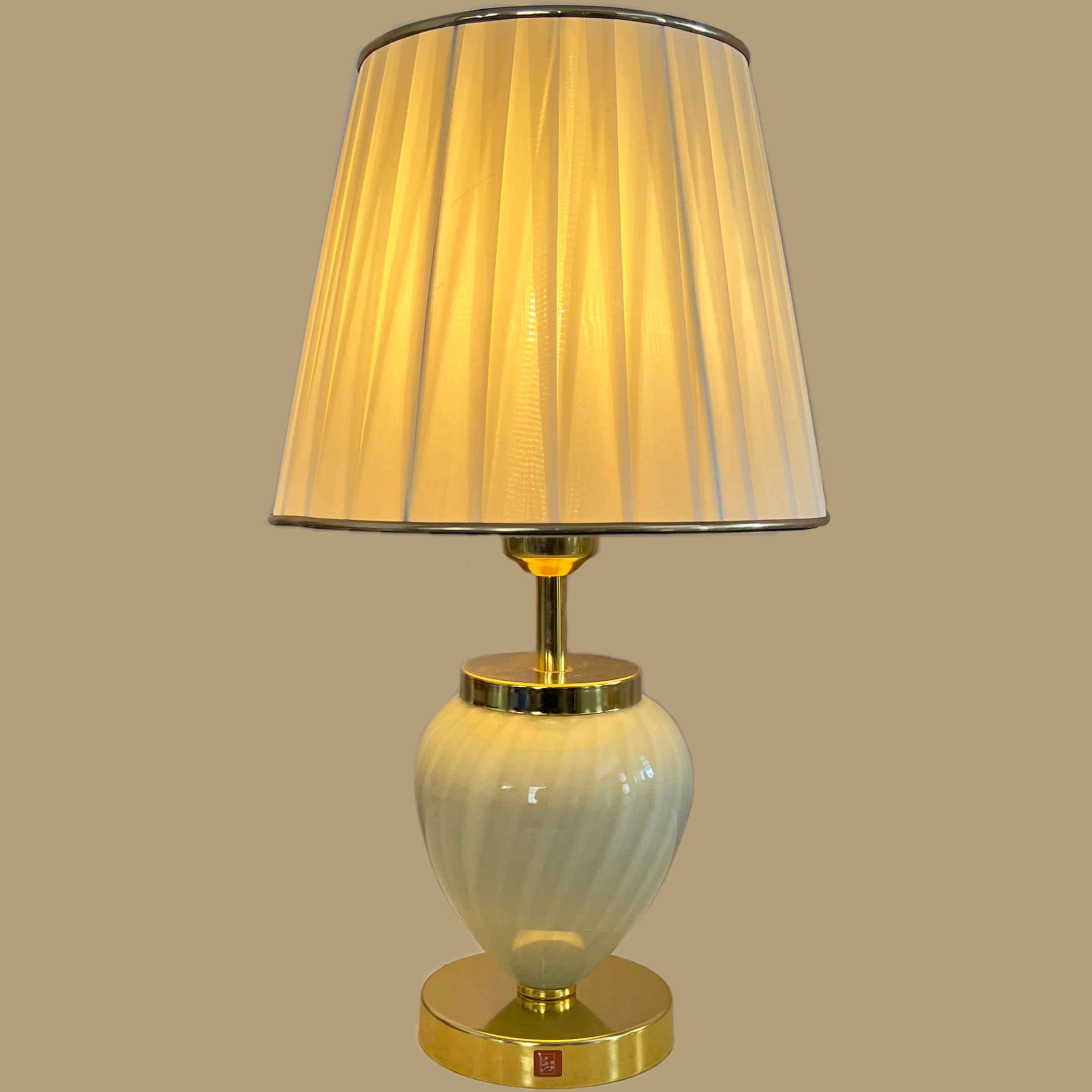 Lampe de table avec abat-jour conique en tissu – modèle Sarina