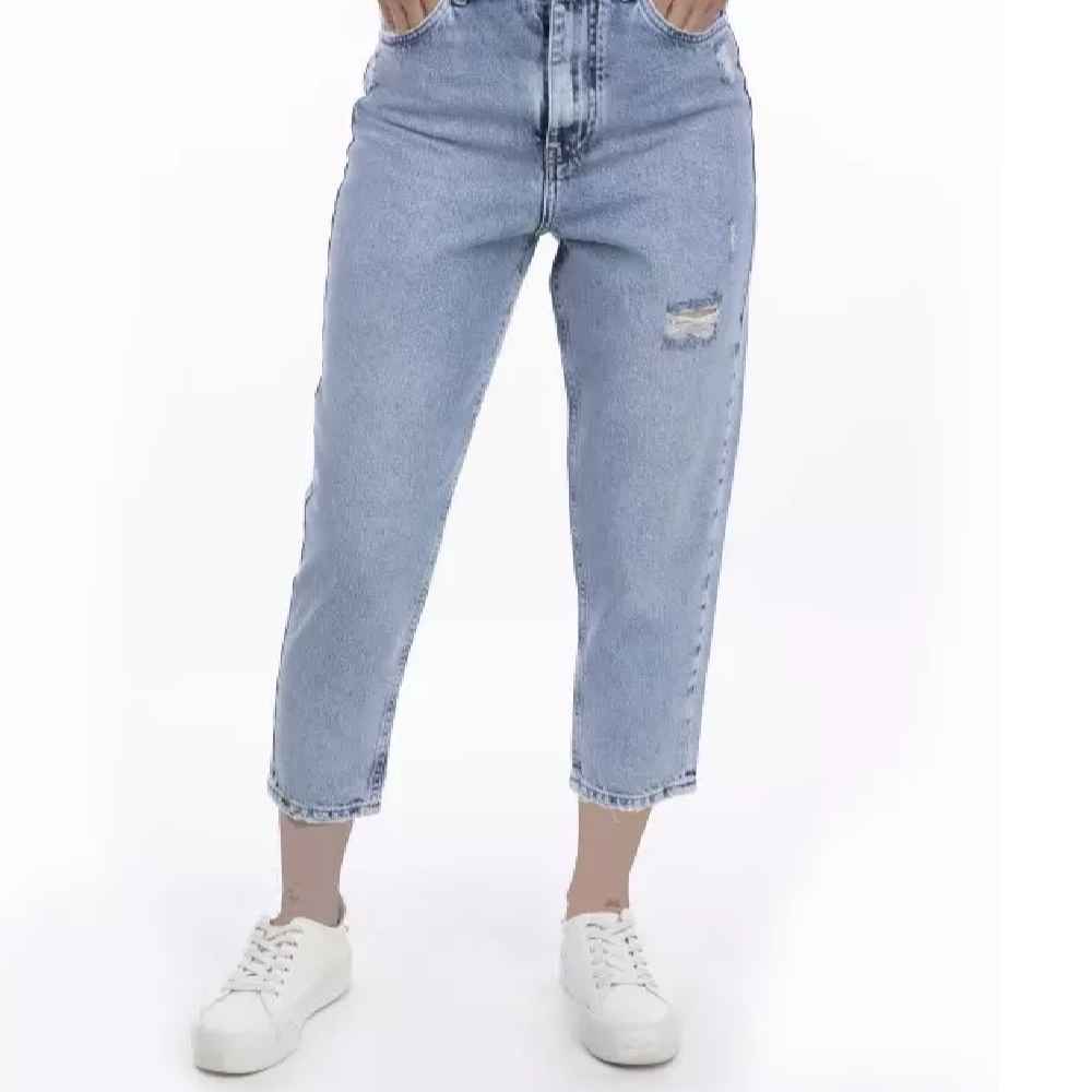 Jeans Mom Bleu Clair à Jambe Droite - Denim Contemporain Chic