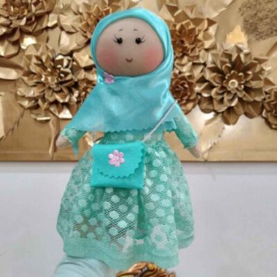 Poupée Musulmane Reyhaneh avec Hijab et Sac – Idéale pour Offrir | Jouet Islamique Fait Main