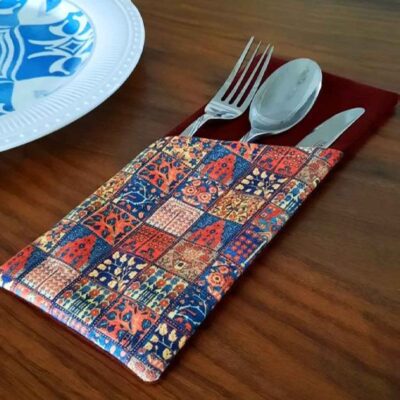 Pochette à couverts en velours avec calligraphie persane – Design jaune élégant
