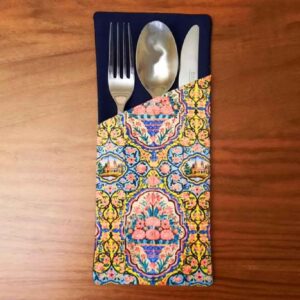 Pochette à couverts en velours – Motif floral complexe pour des mises de table élégantes