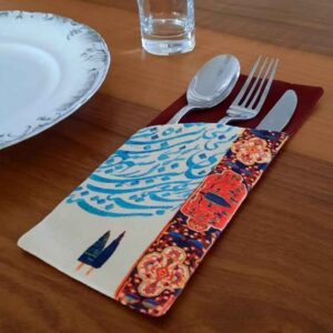 Pochette à couverts en velours avec calligraphie persane – Mise de table chic