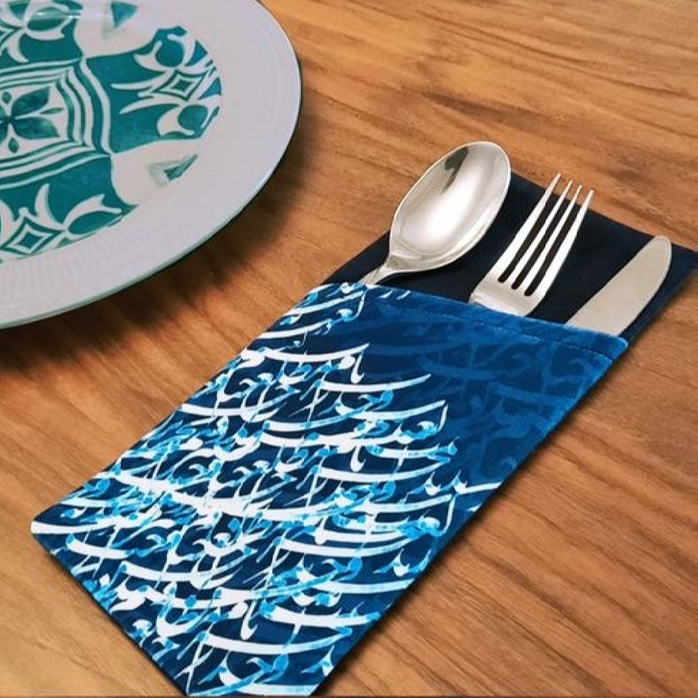 Pochette à couverts en velours avec calligraphie persane - Design élégant