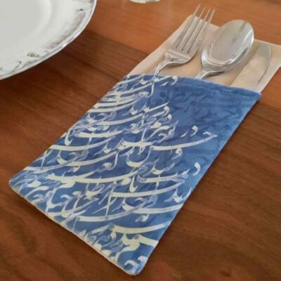 Pochette à couverts en velours avec calligraphie persane – Design bleu élégant