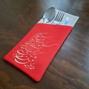 Pochette à couverts en velours avec calligraphie persane – Design rouge classique