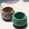 Vase minimaliste en béton fait main polyédrique bleu