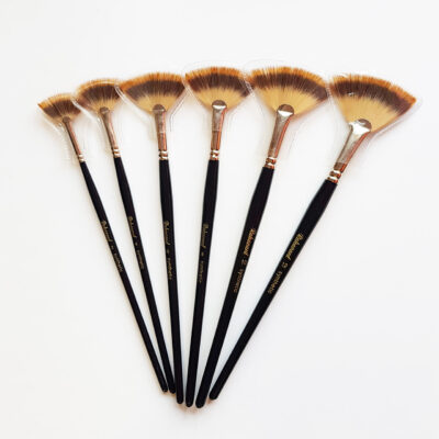 Set de 6 pinceaux éventail en poils avec manches en bois