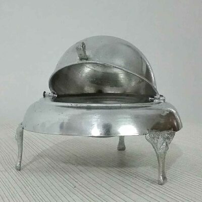 Serveur à caviar persan en laiton avec couvercle à rouleau et pied en argent